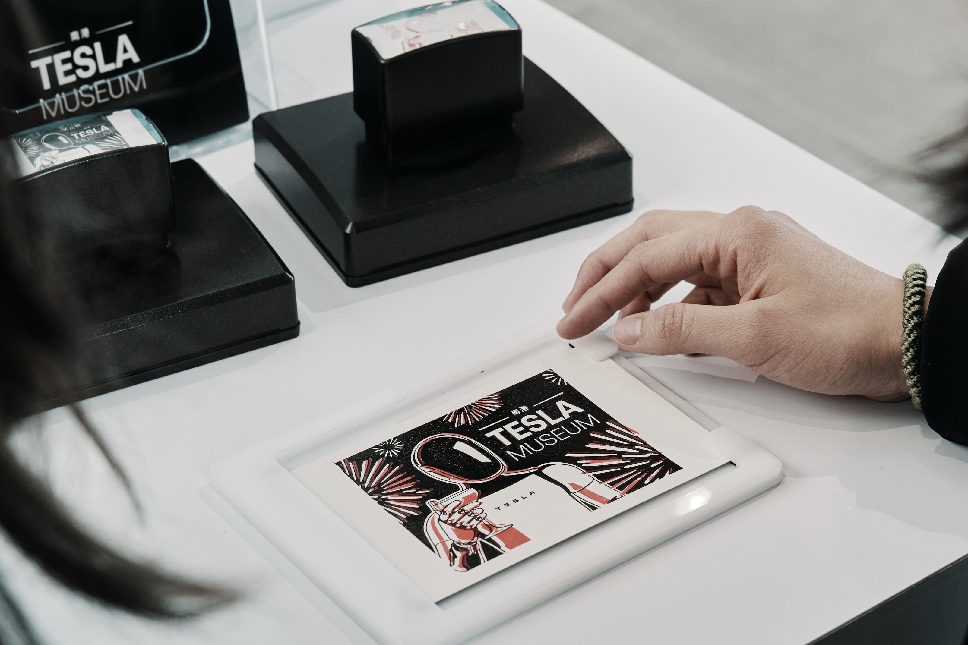 圖說：參觀 Tesla Museum 並完成指定步驟，可獲得博物館限定專屬紀念品。